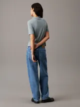 Chomba de manga corta, corte slim, color celeste claro con textura jaspeada. Presenta cuello de chomba y tapeta de tres botones. Posee un pequeño bordado en el pecho.