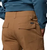 Pantalón cargo de corte recto en color marrón tostado, confeccionado en tejido de algodón elástico. Cuenta con bolsillos laterales de carga con cierre a presión, bolsillos traseros y trabillas para cinturón.