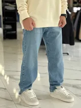 Pantalón de jean celeste de corte oversize y pierna recta.