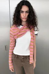 Jeans de tiro bajo con diseño bootcut y acabado flare en el bajo. Cuenta con cinco bolsillos, trabillas para cinturón y cierre frontal con cremallera y botón metálico.