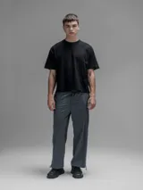 Pantalón cargo de corte oversize confeccionado en microfibra técnica. Presenta cintura elástica, bolsillos laterales y un bolsillo cargo con cierre de broche snap. Incluye un sistema de elásticos con tancas en los tobillos para regular la apertura y la silueta.