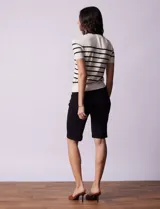 Buzo tejido de hilado fino, marca Philosophy, a rayas horizontales azul marino y blancas, con cuello redondo y mangas cortas.