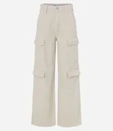 Pantalón wide leg de sarga color marrón chocolate, tiro alto, con bolsillos laterales tipo cargo y etiqueta con lettering en la cintura.