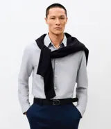 Camisa de corte regular, color gris claro, con cuello inglés, manga larga y cierre frontal con botones. Confeccionada en una mezcla de algodón y poliéster, presenta un diseño clásico y versátil de la marca Marfinno.