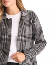 Cardigan largo de tejido con estampado de cuadros gales, marca Rio & Rian. Presenta cuello con solapa, mangas largas y diseño abierto sin botones.