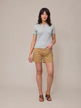 Polo blanco de algodón con elastano, de corte ajustado y mangas cortas.