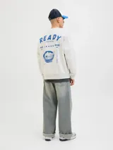 Buzo blanco melange de algodón con cuello redondo, estampa azul en el frente y calce amplio.