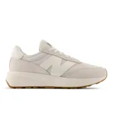 Championes New Balance de la serie 370 inspiradas en el estilo de los años 70. La parte superior está hecha de gamuza y malla. La entresuela de espuma EVA elevada absorbe los impactos y proporciona un alto nivel de comodidad. La suela dotada de un dibujo clásico garantiza un buen agarre al suelo.