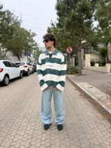 Pantalón de jean corte baggy, de tiro medio y pierna ancha, con lavado claro y costuras reforzadas.