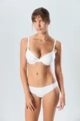 Soutien de algodón con taza soft, aros de soporte y breteles regulables. Diseño clásico y minimalista con cierre trasero de ganchos.