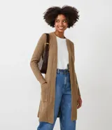 Cardigan largo de punto abierto, color marrón tostado, con mangas largas y dos bolsillos delanteros aplicados. Presenta una textura acanalada y diseño sin cierre.