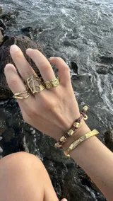 Esclava rígida de diseño artesanal con textura irregular y acabado metálico, ideal para uso diario.