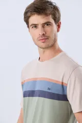 Remera de algodón con diseño de bloques horizontales de colores blanco, azul, beige y verde, de manga corta y cuello redondo.