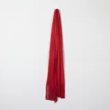Pashmina roja con flecos en los extremos.