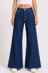 Pantalon de jean azul oscuro con corte wide leg, tiro alto y costuras a contratono.