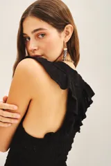 Musculosa de punto calado color crudo, con volados en las sisas y cuello redondo.