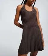 Vestido sin mangas, color marrón oscuro, con escote tipo halter y lazo en el cuello. El tejido es de malla con efecto tricot texturizado acanalado.