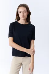 Remera negra de corte recto y mangas cortas con puño.