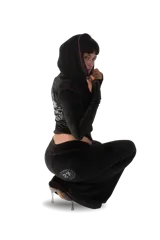 Conjunto de dos piezas compuesto por un buzo con capucha y cierre frontal, y un pantalón de corte acampanado. Ambas prendas están confeccionadas en terciopelo negro con costuras a la vista en color fucsia y detalles gráficos estampados en color plateado.