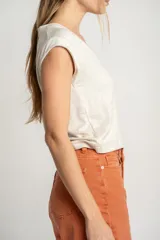 Remera color arena de viscosa y lino, con escote en V y mangas cortas.