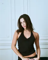 Musculosa negra con escote halter y frunce en el centro del busto.