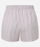 Short de pijama de algodón color rosado con diseño a rayas finas, cintura con elástico interno y calce holgado.