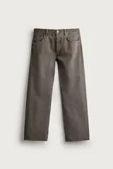 Pantalón de jean estilo straight fit, de corte recto y tiro medio, con efecto lavado en color gris oscuro. Cuenta con diseño clásico de cinco bolsillos y cierre frontal con botones.