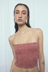 Top bandeau de viscosa con diseño elastizado tipo nido de abeja y acabado con pequeños volados en el borde superior e inferior.