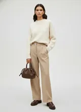 Bolso tipo saco o 'balloon' de efecto cuero color marrón oscuro (Chicory Coffee) con asa superior y correa ajustable para llevar al hombro o cruzado. Presenta herrajes plateados y cierre magnético.