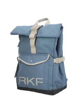 Mochila roll-top color azul de la línea Water Resistant de Rockford, confeccionada en canvas rip-stop de poliéster reciclado. Cuenta con bolsillo frontal con solapa y broche, detalles en color beige, el logo de la marca estampado en la base y base reforzada en negro.