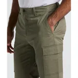 Pantalón cargo color verde oliva de gabardina con corte slim fit, cintura elástica con cordón ajustable, bolsillos laterales tipo cargo y puños elásticos en los tobillos.