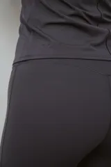 Remera deportiva gris de manga larga, con cuello redondo y corte ajustado, confeccionada en tejido funcional con tecnología DryMove.