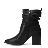 Bota de caña media Bottero, color negro, confeccionada en cuero con acabado texturizado. Presenta un diseño con efecto fruncido en la caña, punta fina y taco cuadrado de altura media.