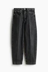 Jean tobillero estilo barrel de cinco bolsillos en denim de algodón rígido, con diseño curvo en las piernas y tiro alto.