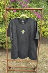 Remera manga corta azul con efecto gastado y estampado de un hongo con sombrero.