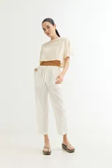 Remera color beige de corte cropped y mangas cortas.