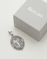 Dije de plata 925 con la imagen de la Virgen Milagrosa, de diseño ovalado con borde ornamentado.