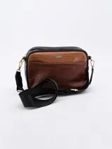 Bandolera rectangular con estampado símil piel de cocodrilo en tonos marrón claro y oscuro. Tiene correa larga regulable y cierre superior con cremallera.
