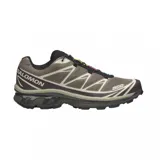 Championes de trail running Salomon modelo XT-6, color marrón con detalles en negro y blanco. Presentan un diseño técnico con sistema de cordones rápidos, refuerzos laterales y suela de alta tracción.