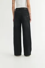 Pantalón de jean negro de corte recto y tiro alto.