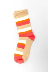 Pack de tres pares de medias estilo crew con diseños variados: un par liso en color tostado, un par beige con rayas horizontales en tonos terracota y blanco, y un par blanco con estampado de cangrejos y veleros naranjas.