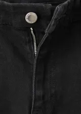 Jeans negros de tiro alto y estilo flare, con diseño largo, cinco bolsillos y cierre frontal de cremallera y botón.