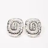 Par de aros plateados con diseño abstracto de espiral y textura irregular.