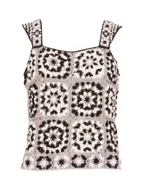 Remera sin mangas de algodón orgánico con diseño de granny squares tejidos a crochet en tonos negro, blanco y gris, con cuello cuadrado y tirantes anchos.