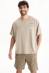 Remera oversize verde de manga corta y cuello redondo, con pequeño estampado gráfico en el pecho con la inscripción "Sixty Nine".