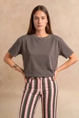 Remera oversize de algodón lavado, color marrón, de manga corta y cuello redondo.