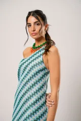 Vestido corto con estampado geométrico en tonos celeste, azul y verde. Diseño de un solo hombro y tajos laterales.
