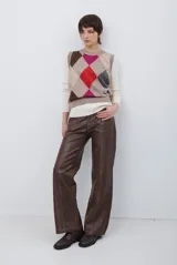 Chaleco tejido sin mangas con diseño de rombos en tonos beige, marrón, rojo y fucsia, con cuello redondo y terminaciones acanaladas.