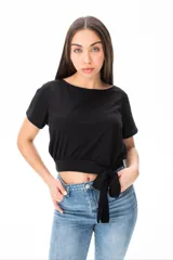 Remera negra de algodón y elastano, con escote redondo y corte crop con nudo en la cintura.