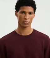 Buzo deportivo color verde claro, de manga larga y cuello redondo. Confeccionado en tejido de poliéster, viscosa y elastano.